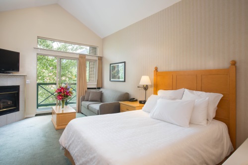 Pinnacle International Hotel Whistler kamer type deluxe studio met queen bed en sofa